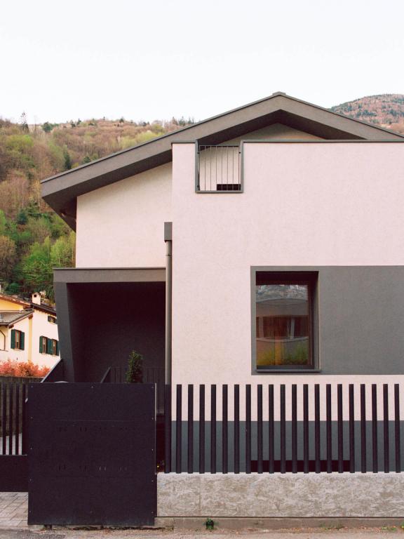 Non un simulacro del passato, né un oggetto imposto dall’esterno: The Gray Race House è un organismo vivo, rigenerato, che sfugge alla logica delle scelte standardizzate.